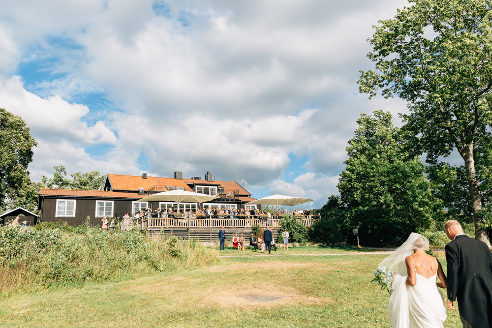 Bröllop på Ljusterö med fest på Nässlingen. Skärgårdsbröllop på vattenskoter. Fotograferat av bröllopsfotograf Jenny Öhman